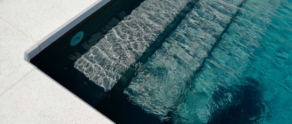 Soluciones para la turbidez del agua de tu piscina de poliéster